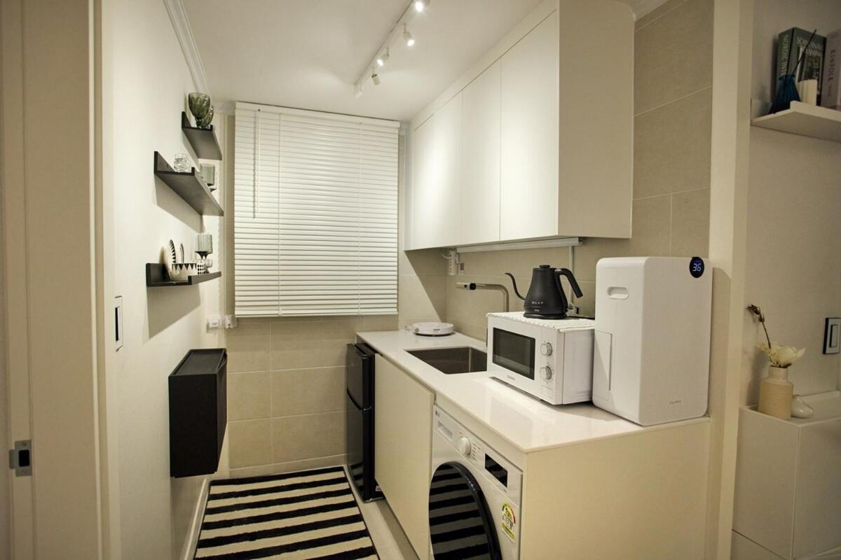 Newly opened 7minute walk from Myeongdong 3 minutes from Namsan Tower Private kitchen living room 2 rooms 2 queensize beds For 4 people - 4