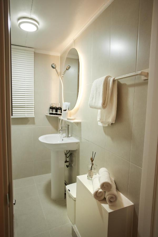 Newly opened 7minute walk from Myeongdong 3 minutes from Namsan Tower Private kitchen living room 2 rooms 2 queensize beds For 4 people - 2