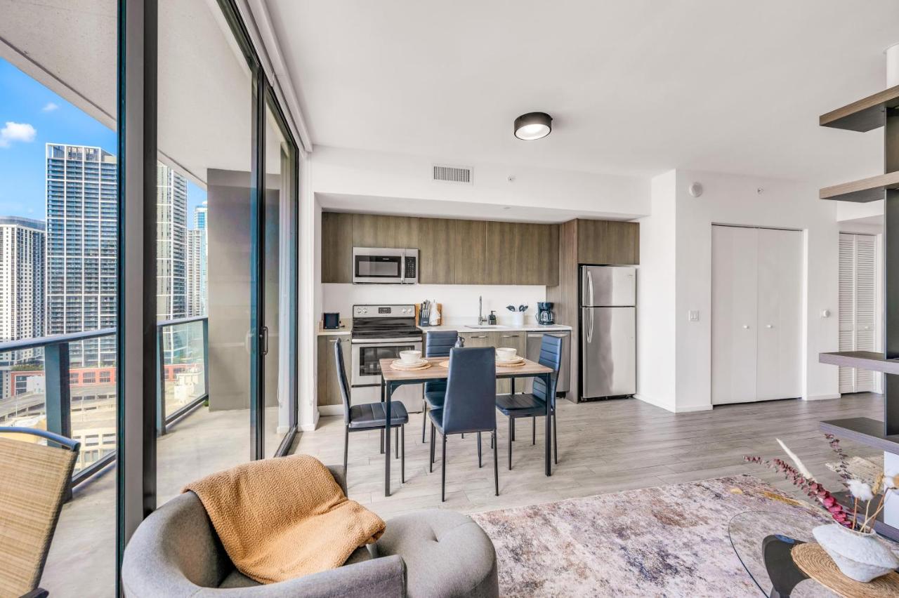 Luxury High Rise Downtown Miami Pool and Gym - 3