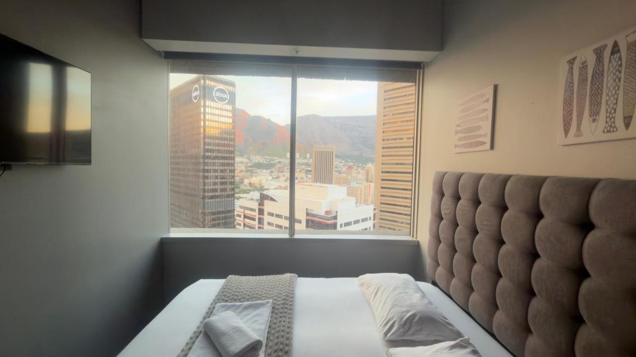 One Thibault Studio - Central Cape Town City - Table Mountain View - 2