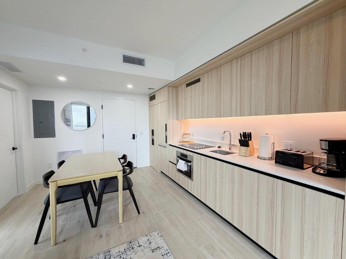 Prime Downtown Miami Stay w Pool and Gym - 4