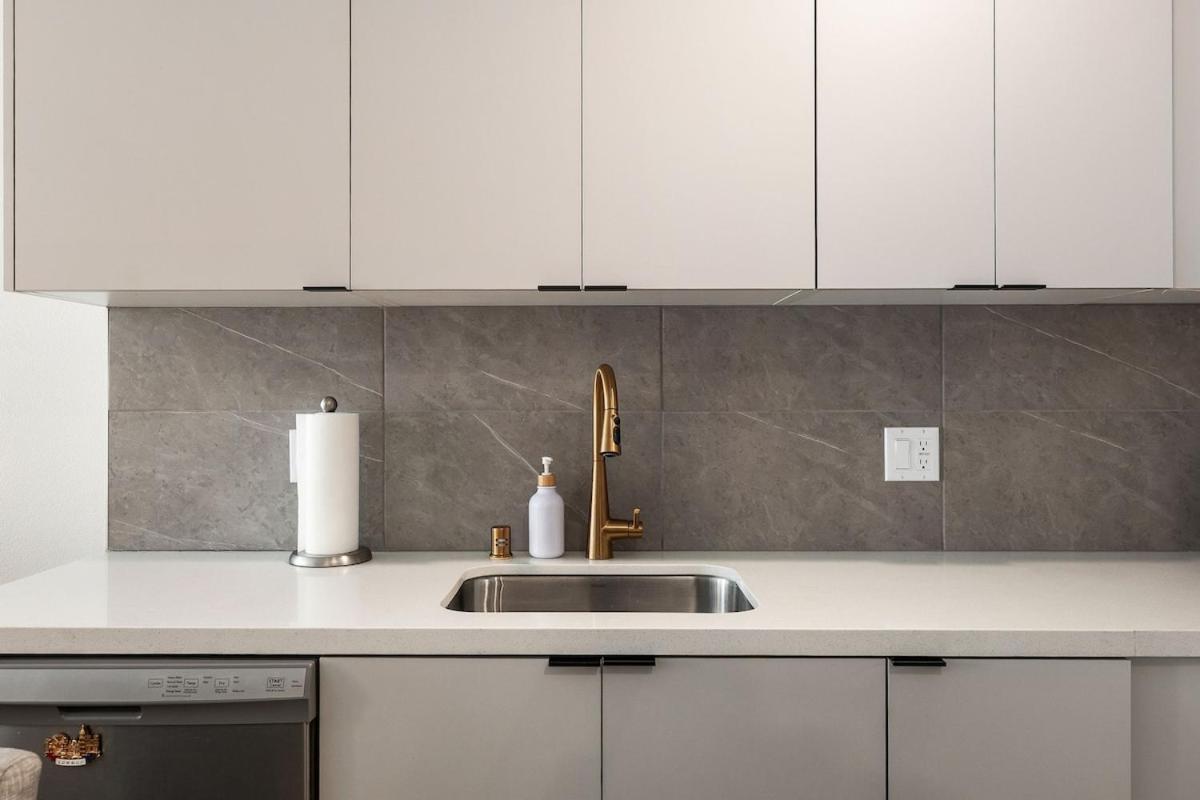 Bright 1BR with Pool View in Prime Location - 3