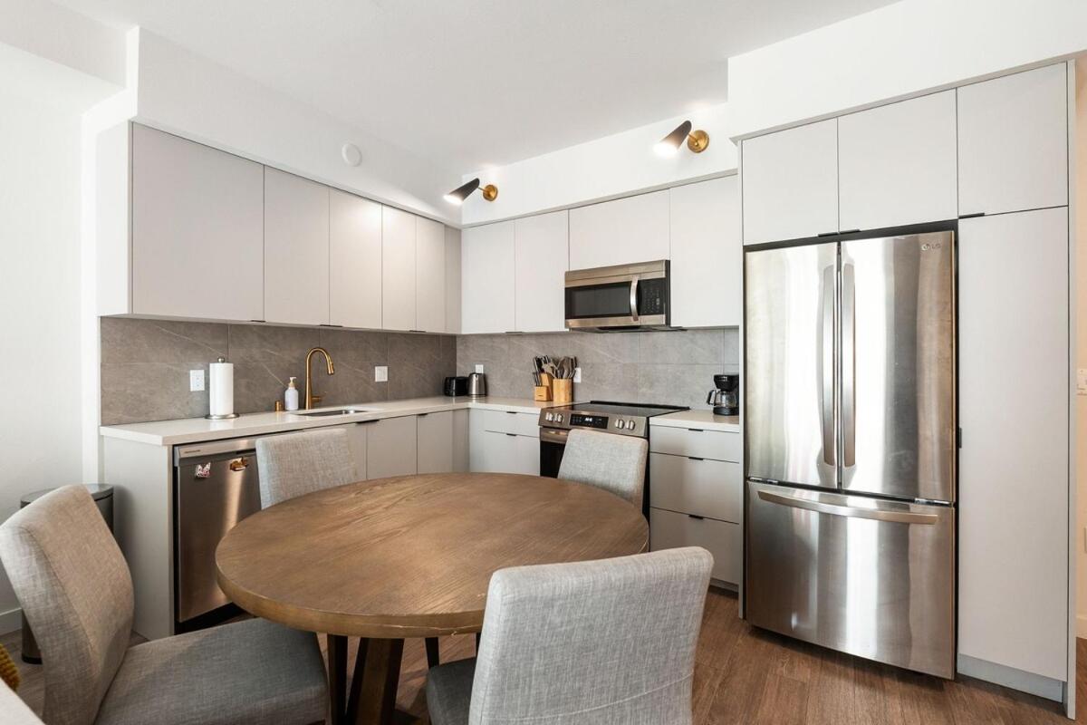 Bright 1BR with Pool View in Prime Location - 4