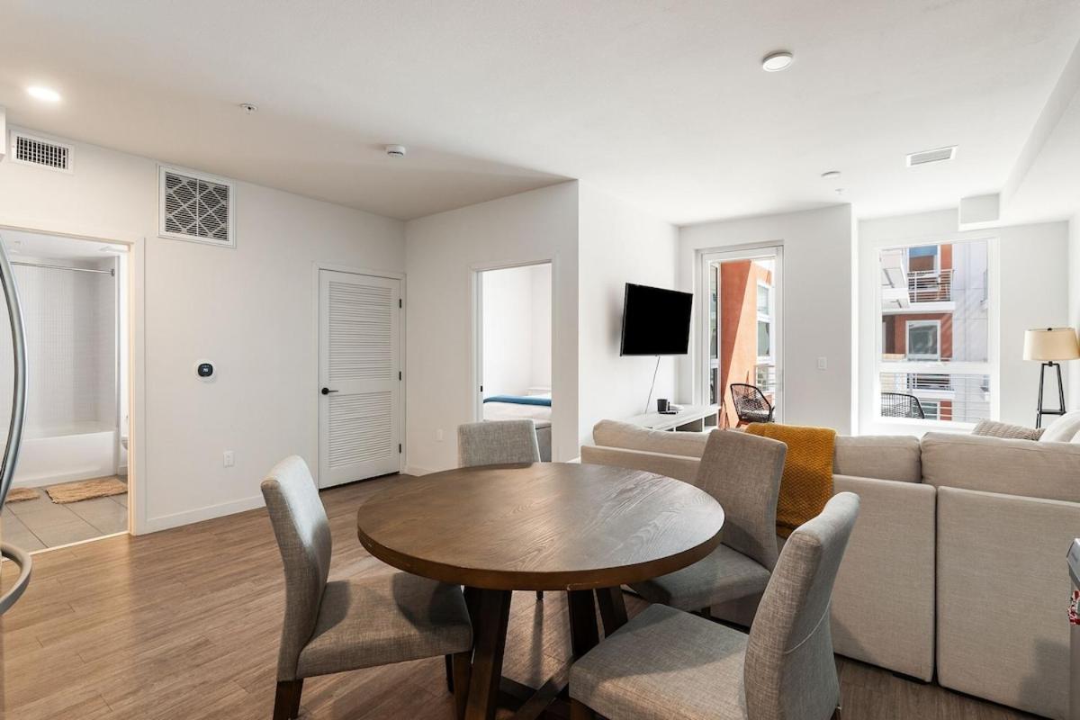 Bright 1BR with Pool View in Prime Location - 5