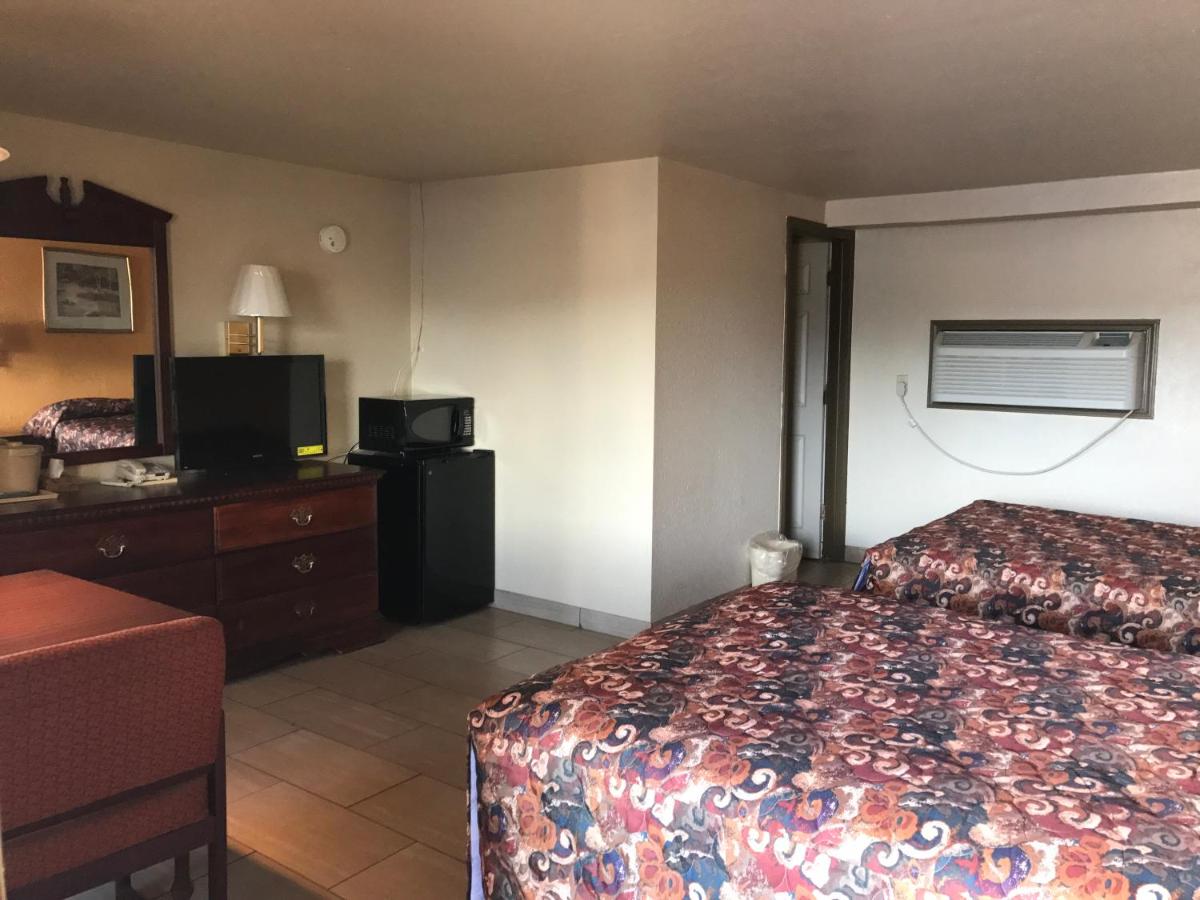 HWY Express Inn & Suites — photo 10