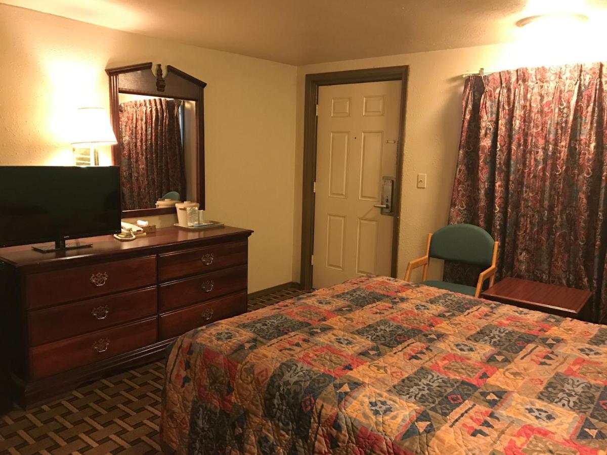 HWY Express Inn & Suites — photo 12