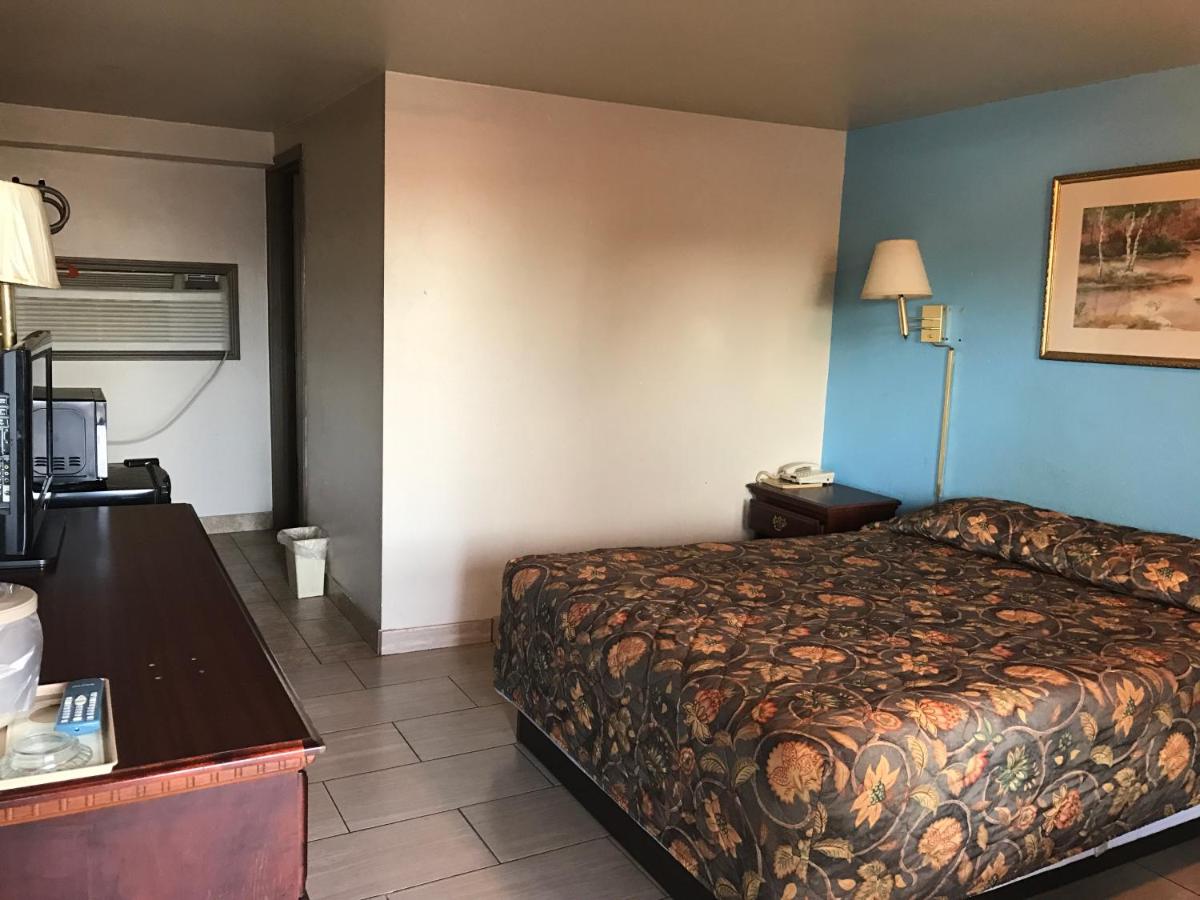 HWY Express Inn & Suites — photo 7