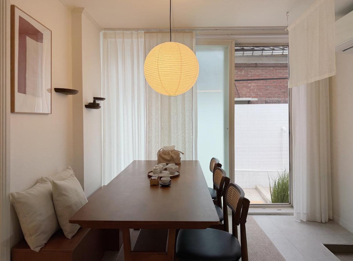 5 min to station, Direct Bus Access, 3BR, 4Beds, 2Beths, Entire 1st Floor House with Private Yard, Free Luggage Storage