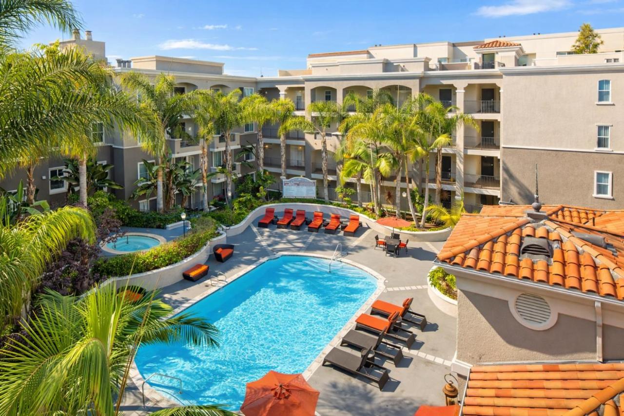 Resort Style 1 & 2 Bedroom Living Near Venice & MDR with Pool & Gym