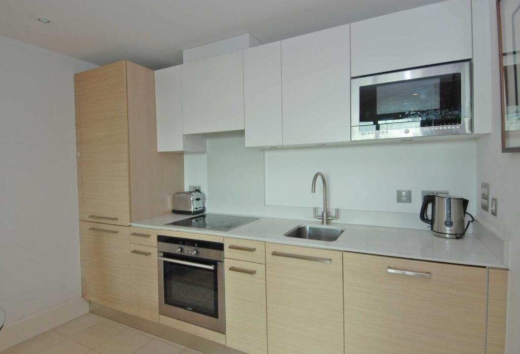 Deluxe One Bedroom Riverside Apartment - 4