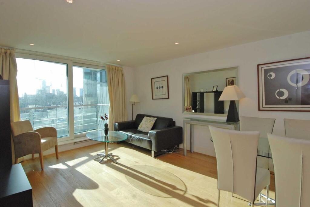 Deluxe One Bedroom Riverside Apartment - 5