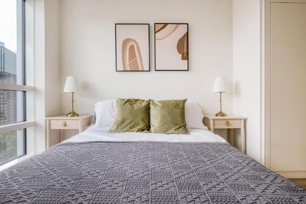 Deluxe One Bedroom Riverside Apartment