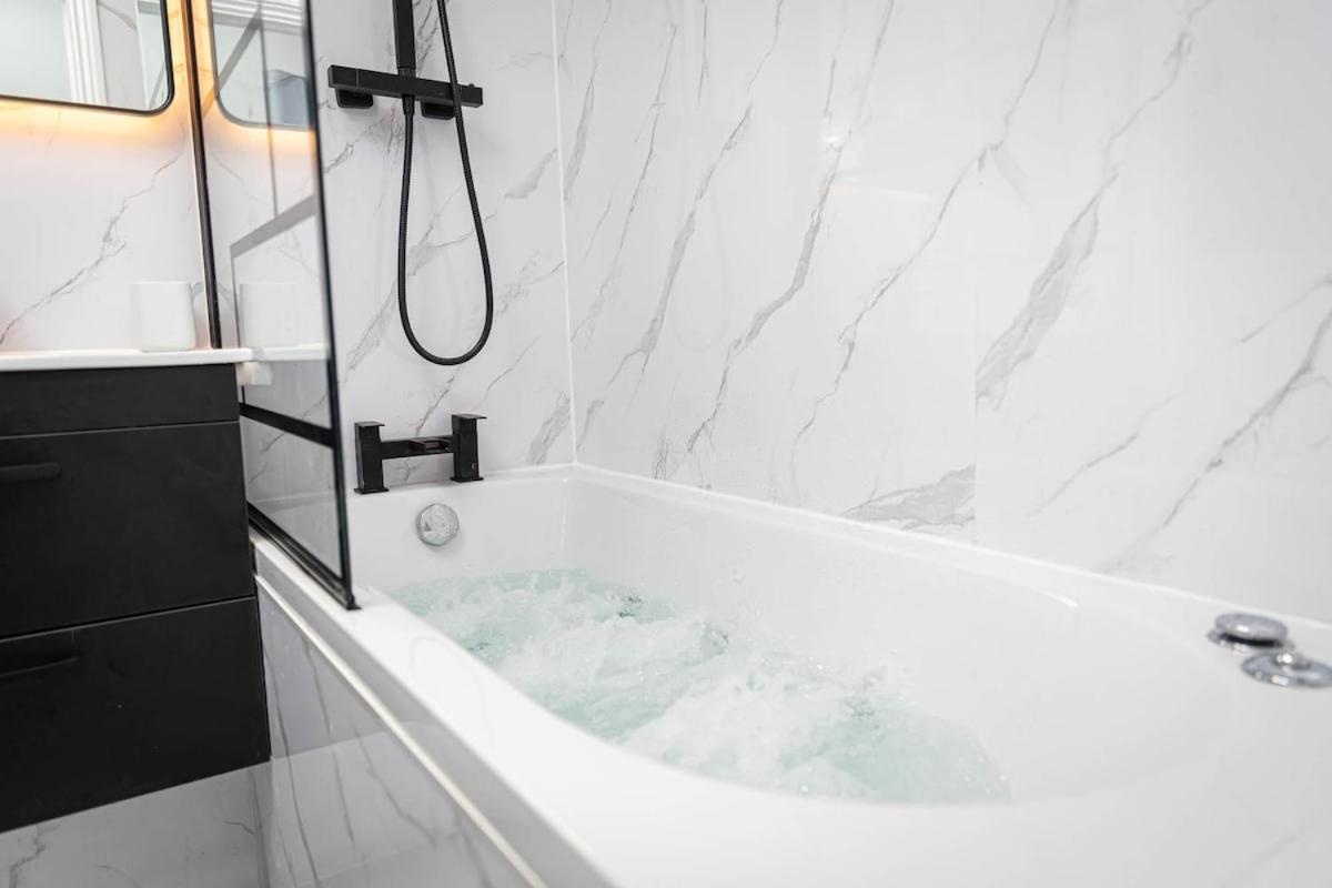 Luxury 1 Bedroom Apartment Near London Bridge with Jacuzzi Bath - 5