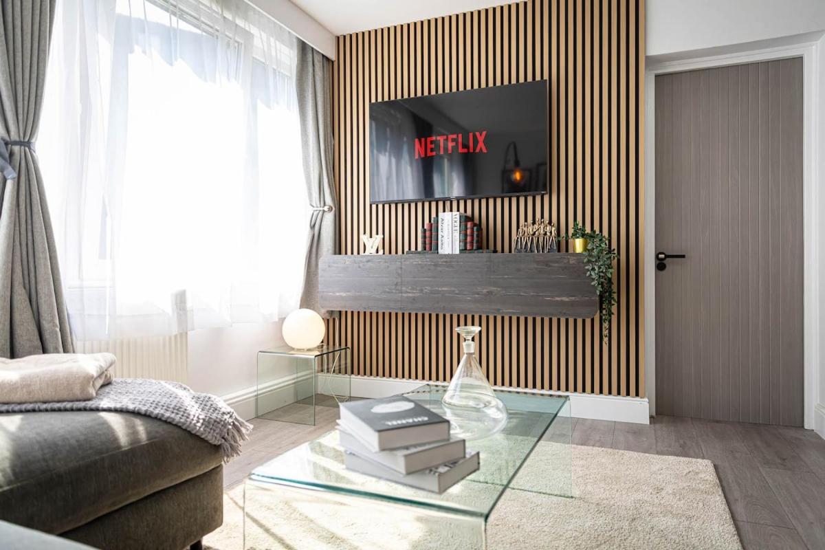 Luxury 1 Bedroom Apartment Near London Bridge with Jacuzzi Bath - 2