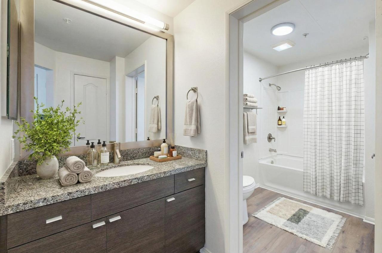 Marina Del Rey View 1BA & 2BA in MDR - Pool, Jacuzzi, Gym - 3