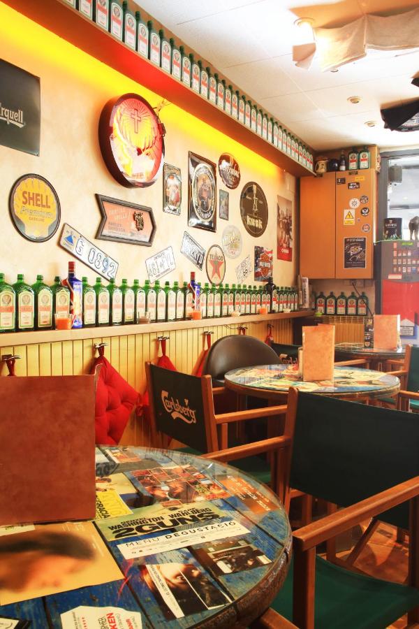 Barri Antic Hostel & Pub photo