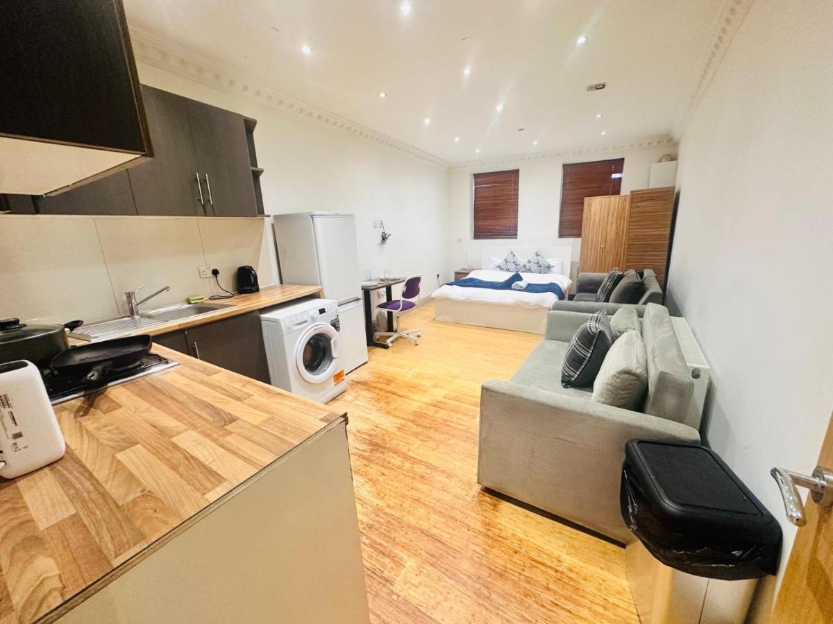 Budget Studio Flat On Shehferd Bush