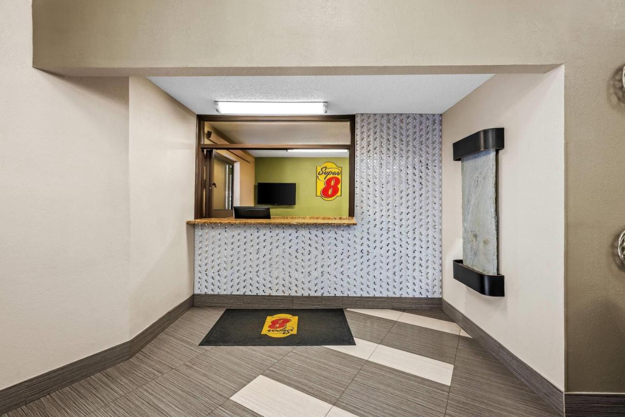 Motel 8 Inn — photo 12