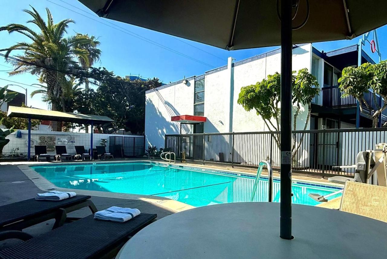 Days Inn by Wyndham Los Angeles LAX Airport Stadium Area - 4