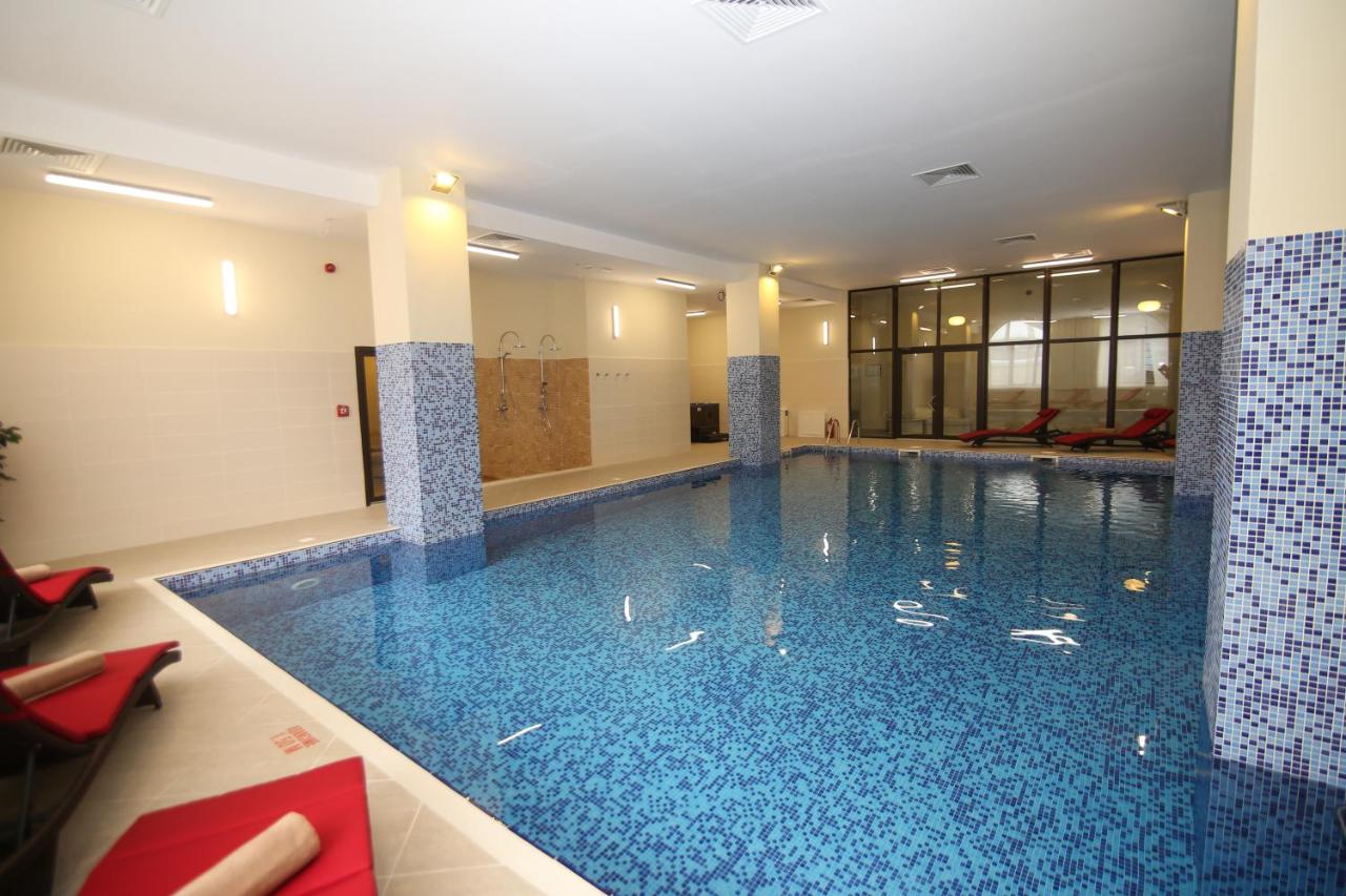 Heated swimming pool: Hotel Carmen