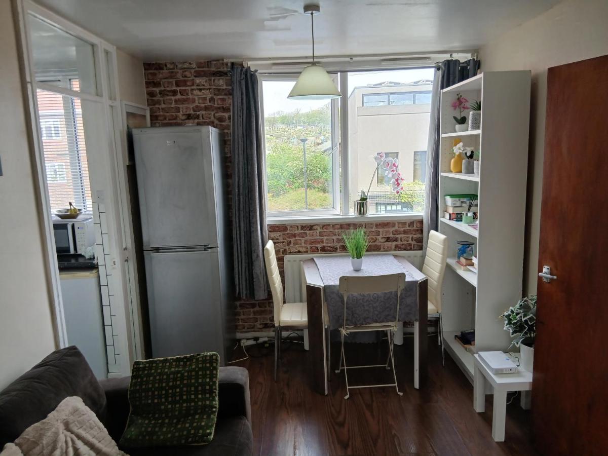 South London 1-Bed Apt Sleeps 3 8 mins to Tube - 4