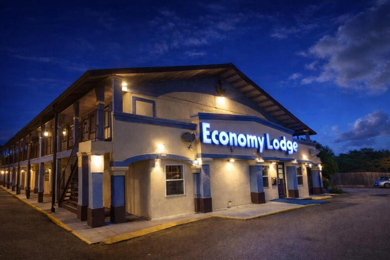 Economy Lodge Texas City Refinery — photo 11