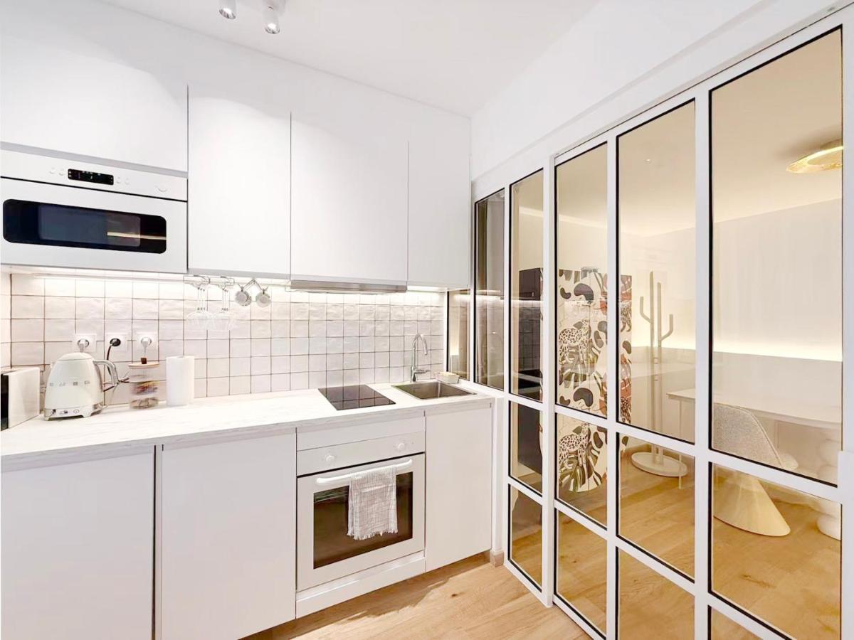 Contemporary artist style panoramic EiffelTower AC - 3