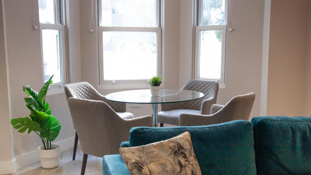 Stylish 2 Bed Flat in Kensington - 4 Sleeps - 5