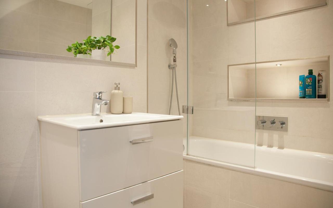 Stylish 2 Bed Flat in Kensington - 4 Sleeps - 4