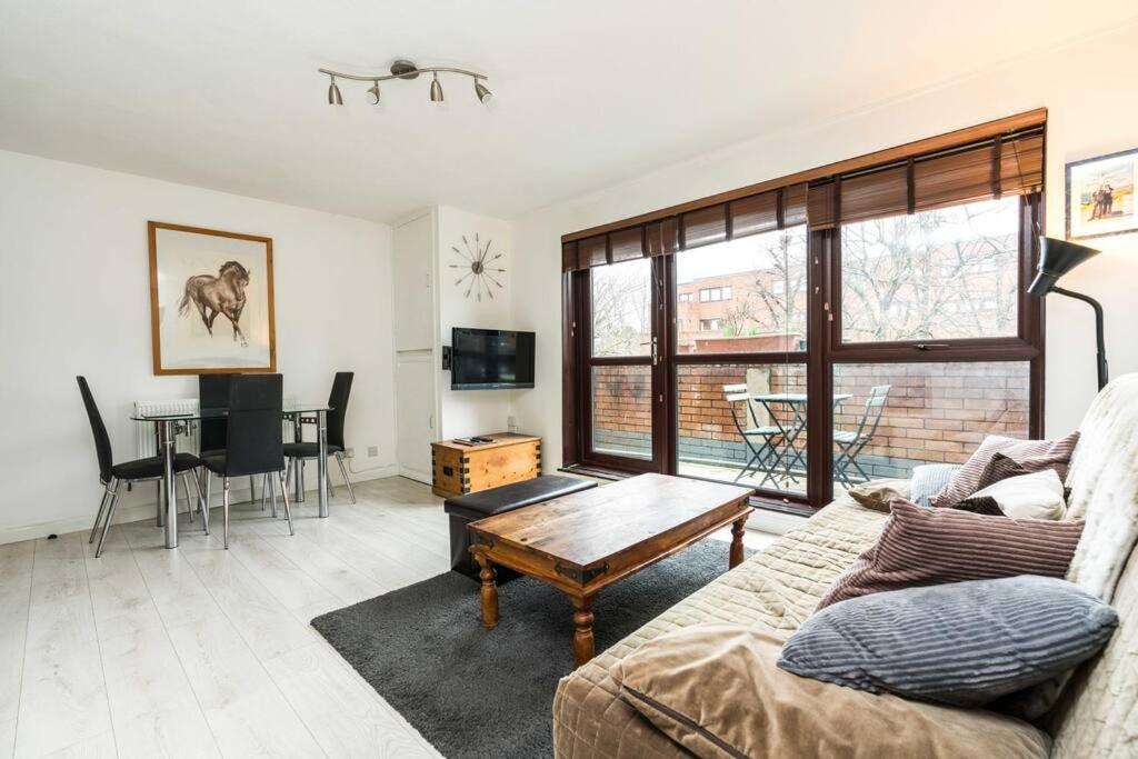 Luxury Islington Apartment with Balcony - 3