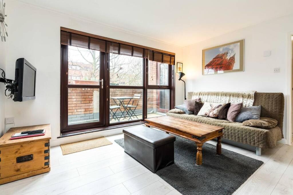 Luxury Islington Apartment with Balcony - 4