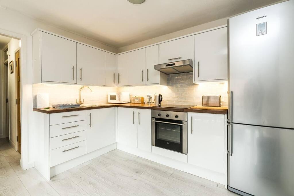 Luxury Islington Apartment with Balcony - 5