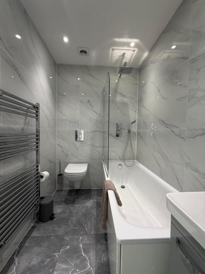 2 Bedroom Apartment in London - 3