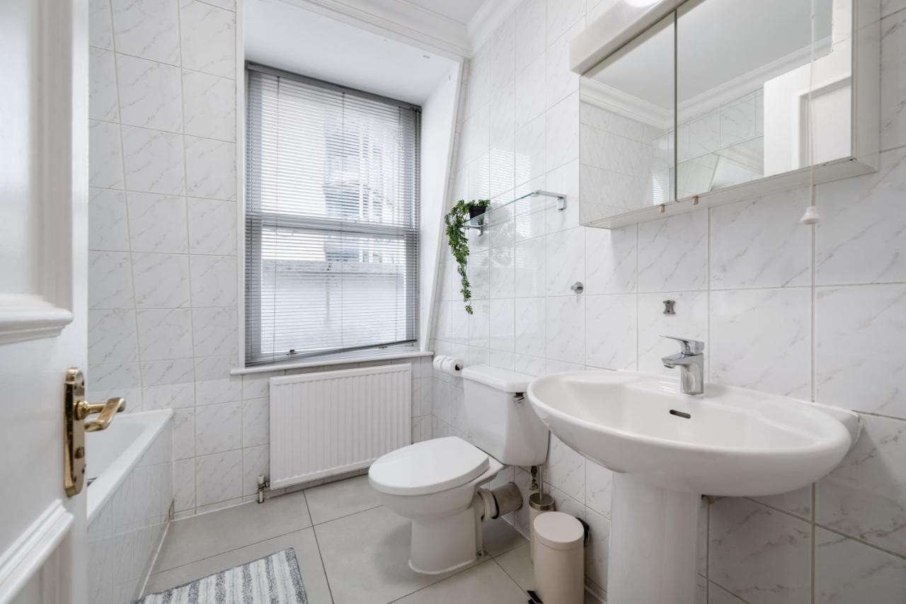 Prime Central London 3-Bed Penthouse with Patio - 3