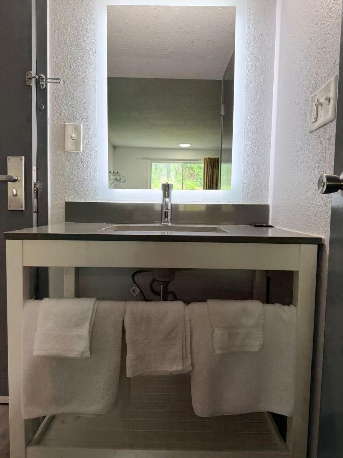 Regency Inn & Suites — photo 11