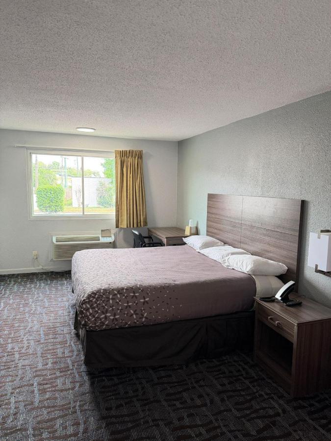 Regency Inn & Suites — photo 10