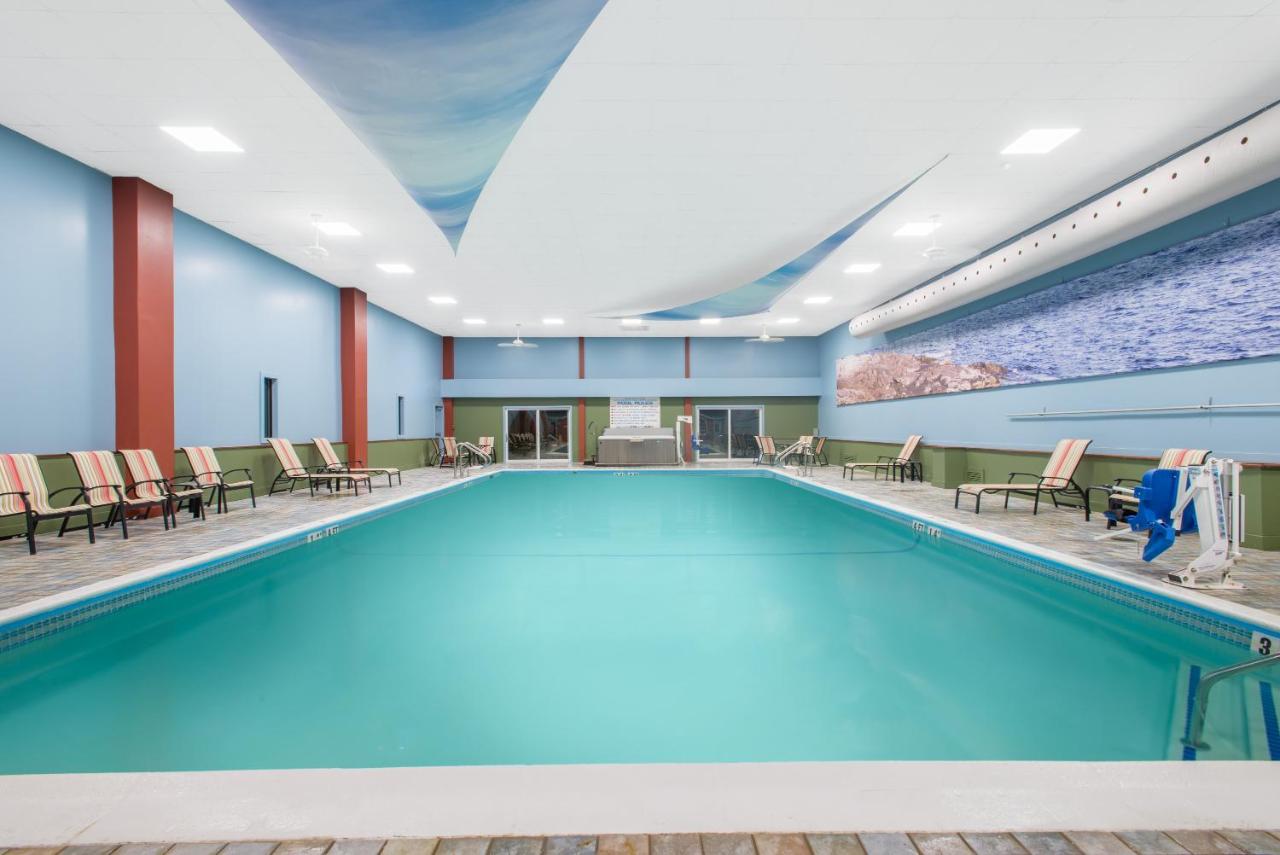 Heated swimming pool: Ramada by Wyndham Ellsworth - Bar Harbor