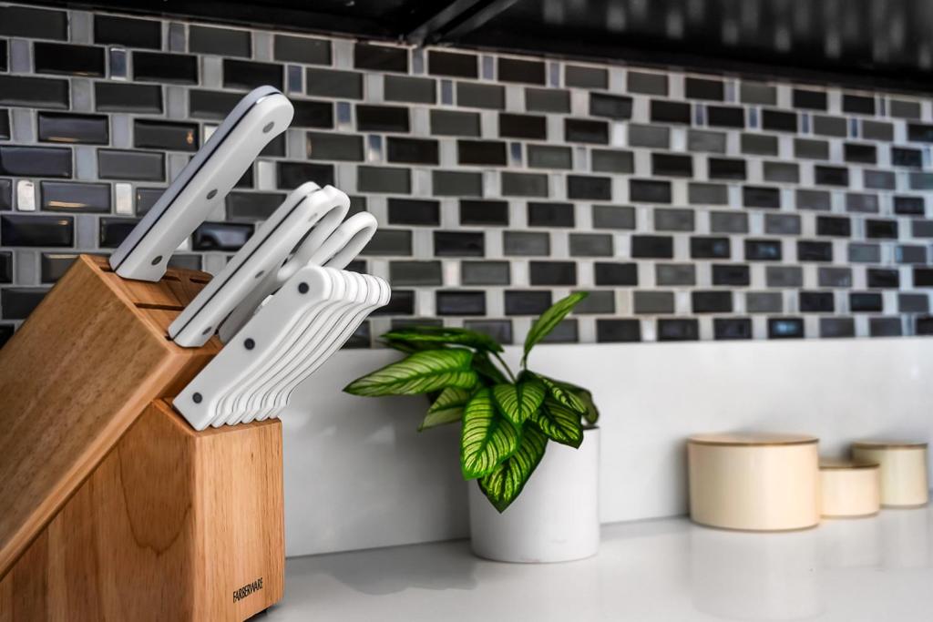 Marina Chic Apartment! With Views - 5