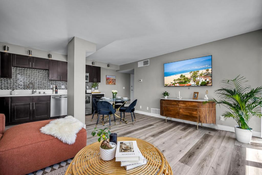 Marina Chic Apartment! With Views - 4