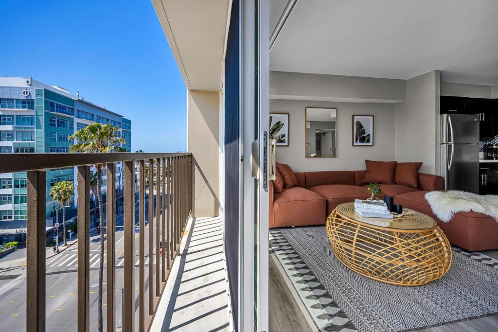 Marina Chic Apartment! With Views - 3