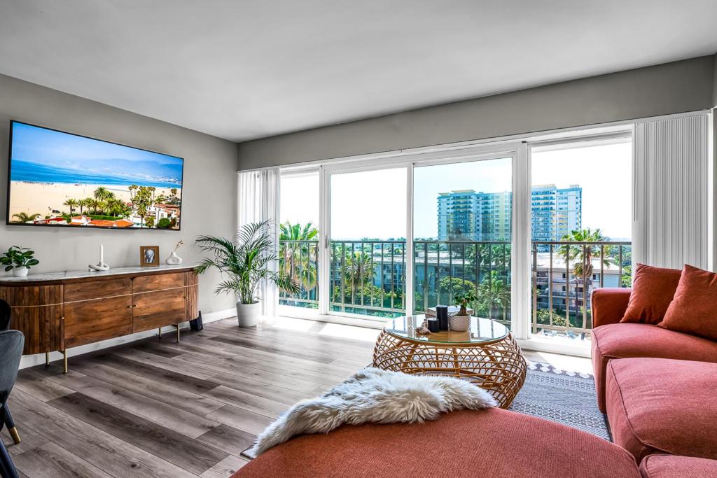 Marina Chic Apartment! With Views - 2