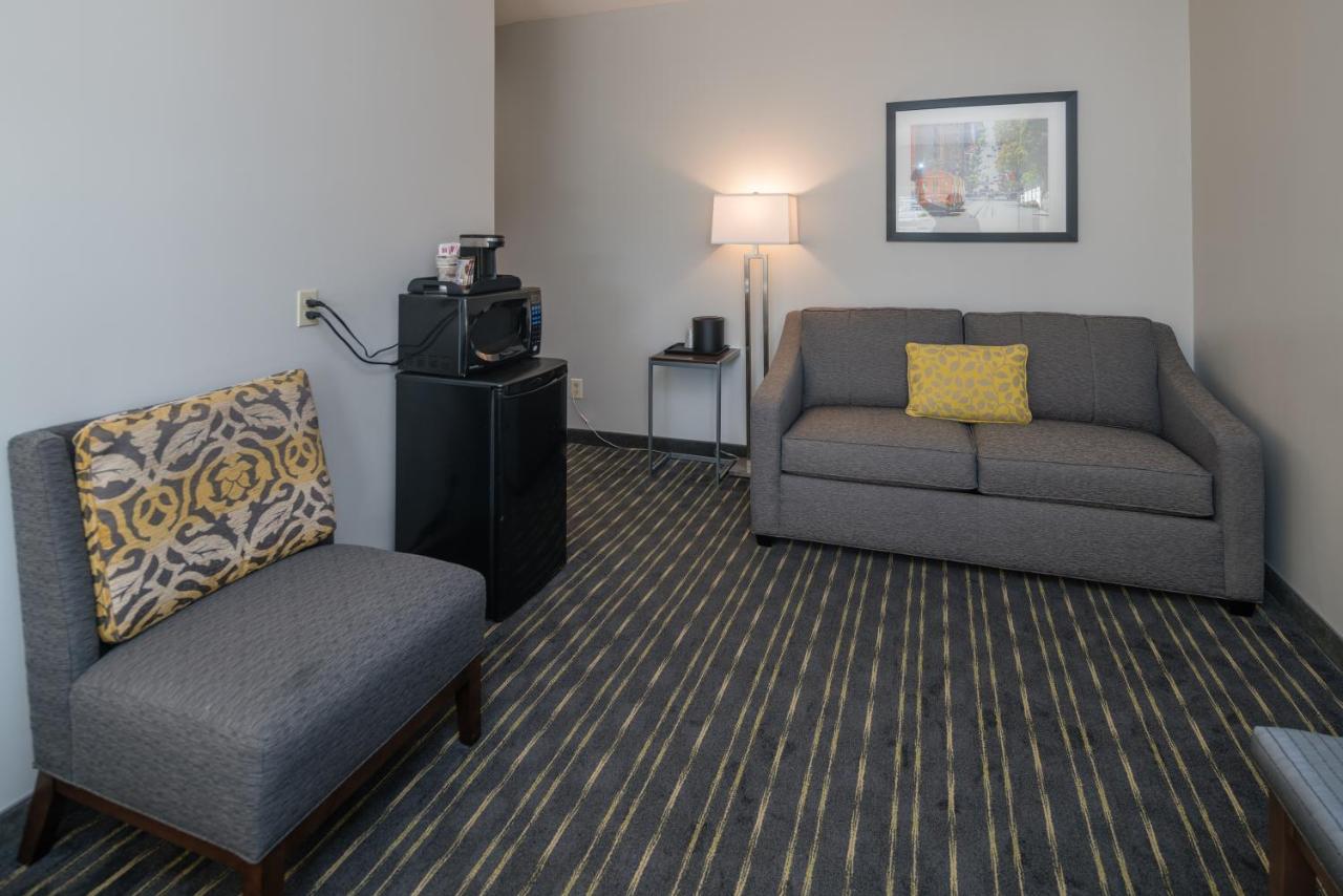 Hotel Aura SFO Airport FREE SHUTTLE — photo 13
