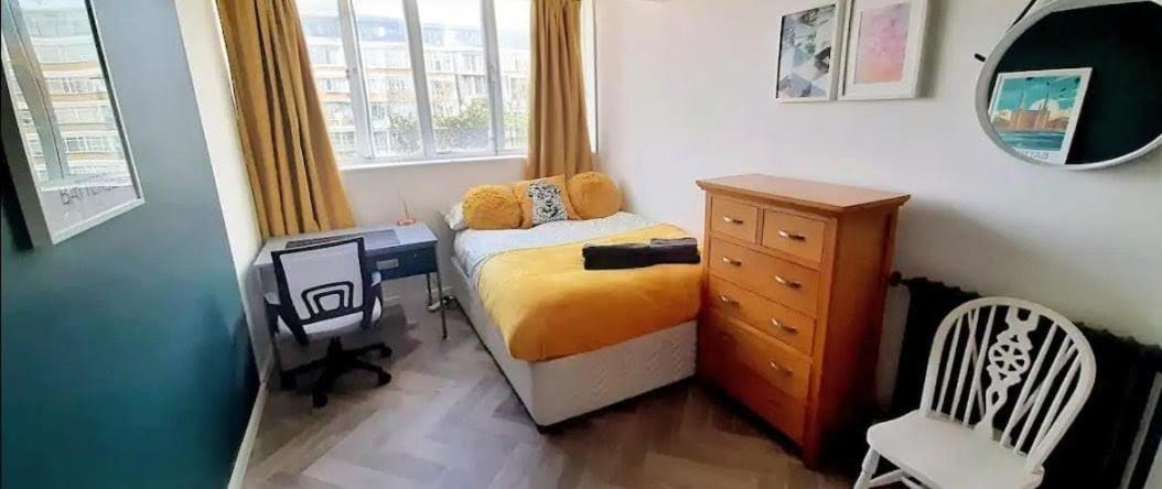 Spacious King Room near Victoria - Zone 1 - 5