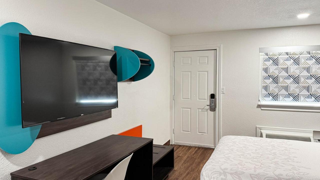 Motel 6 Classic Galveston — photo 11