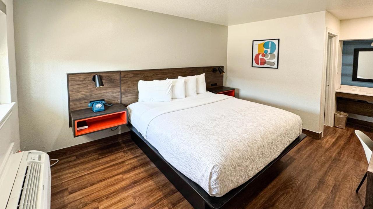 Motel 6 Classic Galveston — photo 15