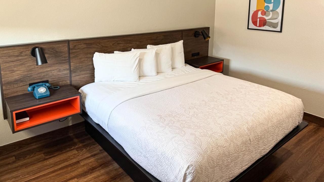 Motel 6 Classic Galveston — photo 16
