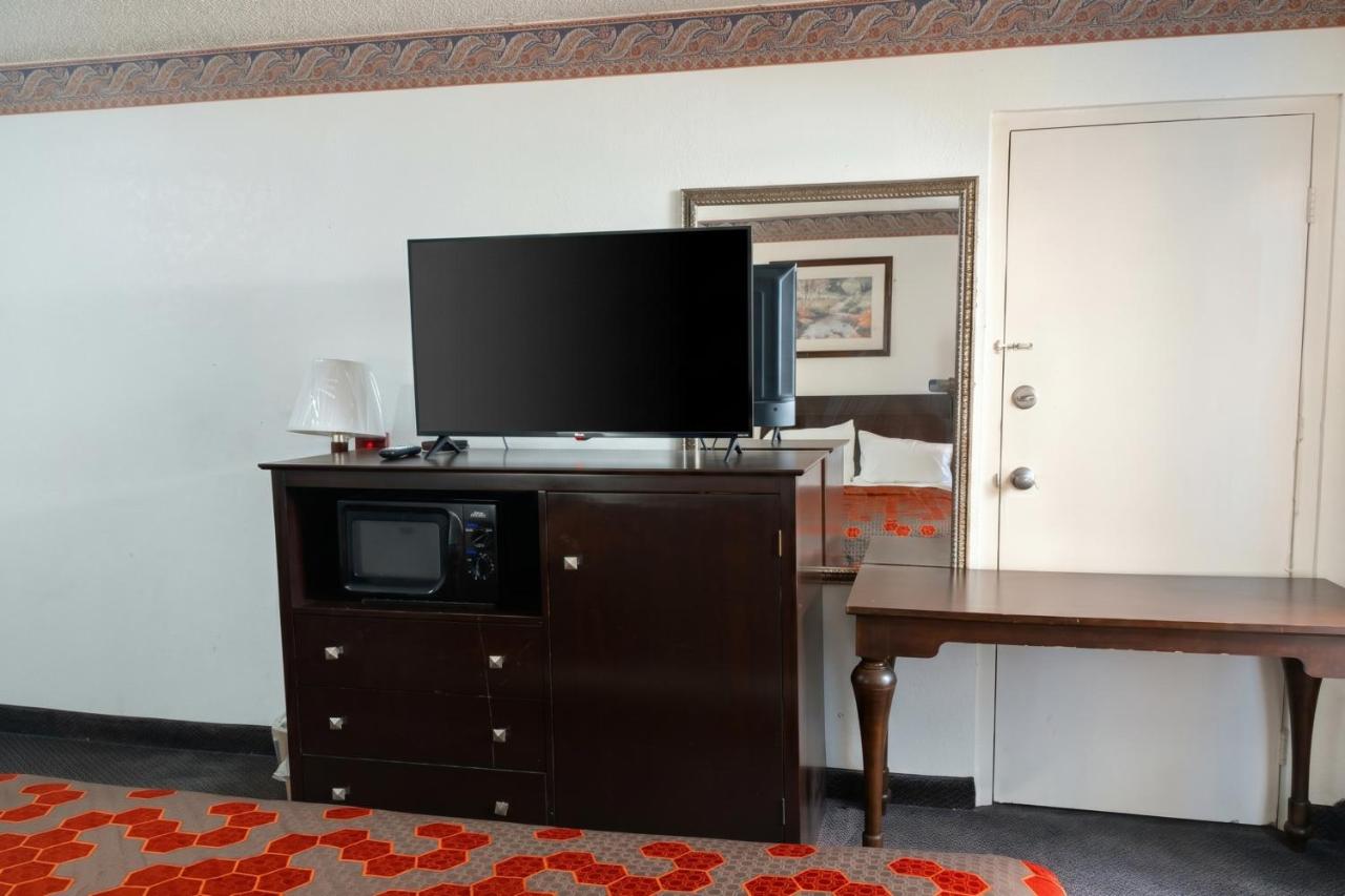 Executive Inn & Suites — photo 13