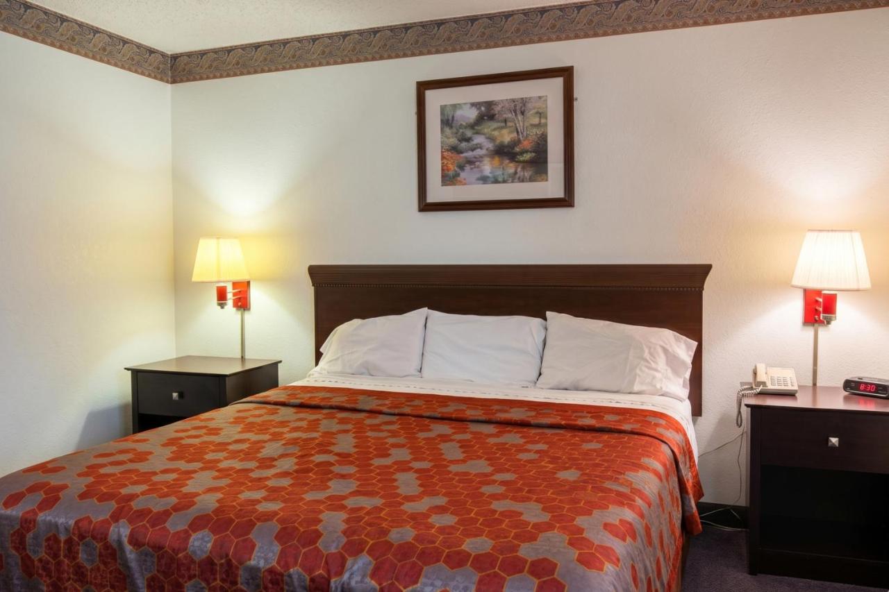 Executive Inn & Suites — photo 11