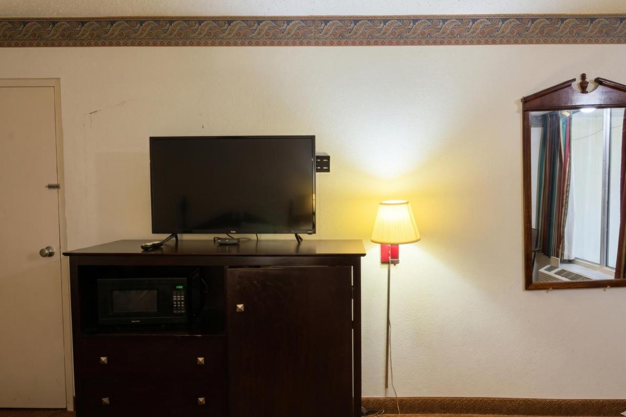 Executive Inn & Suites — photo 21