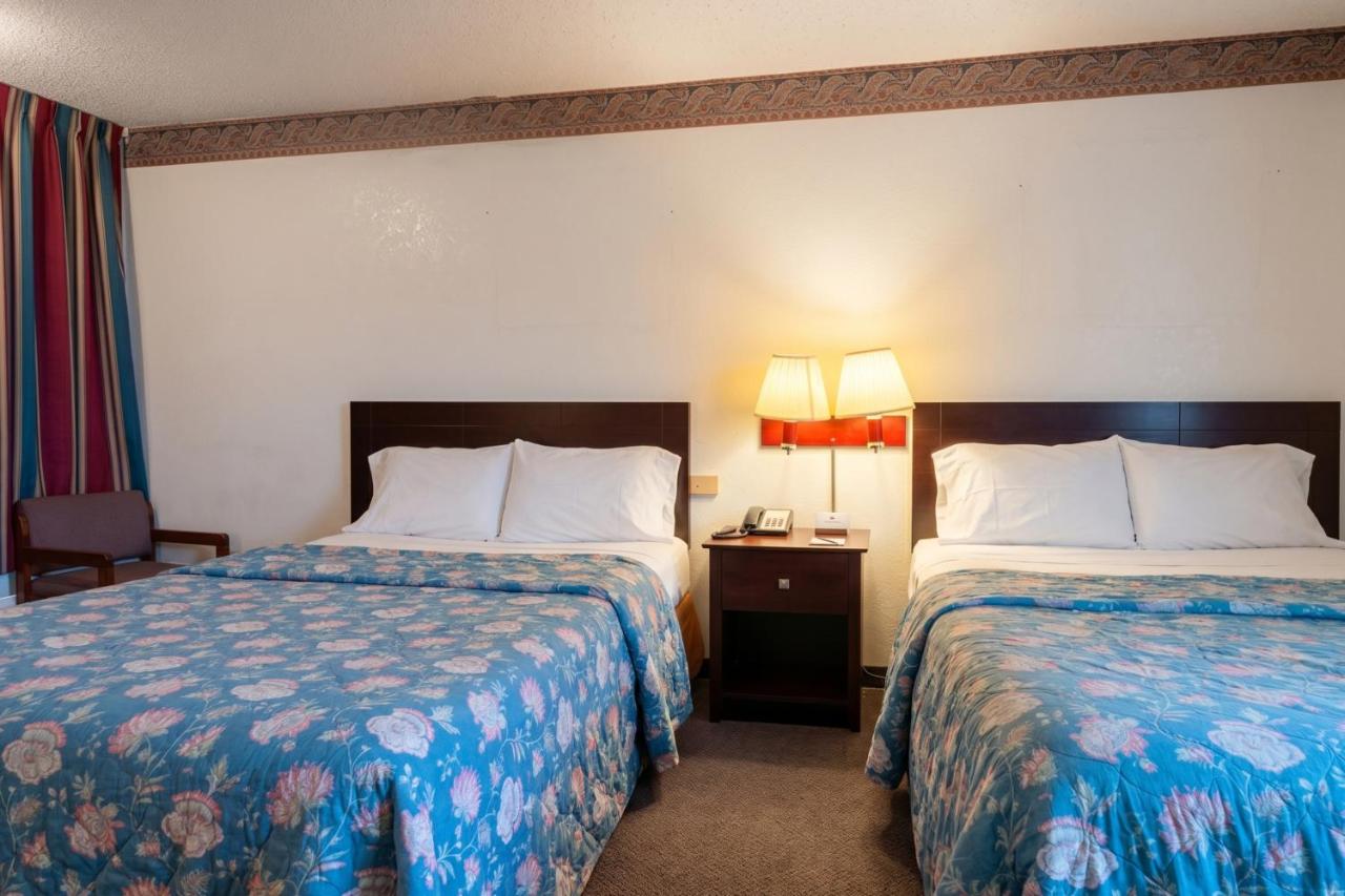 Executive Inn & Suites — photo 17